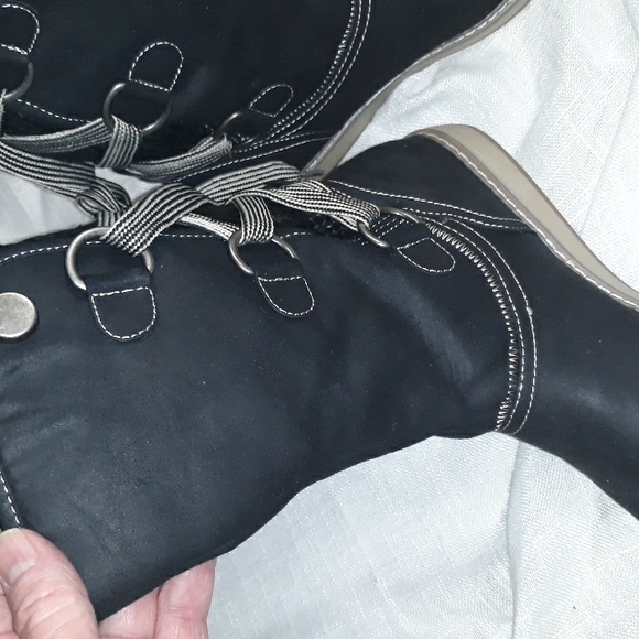 White Mountain black faux fur lined lace up boots. Size 8. - Picture 3 of 13